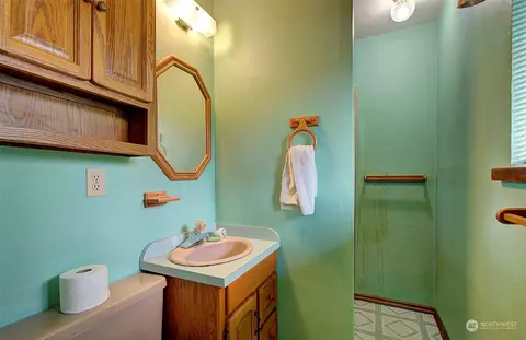 Bath - 111 Backstrom Rd, Winlock, WA 98596 photo 2 of 2