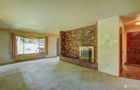 Living - 111 Backstrom Rd, Winlock, WA 98596 photo 4 of 7