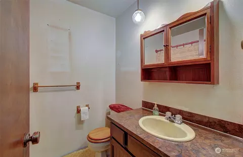 Bath - 111 Backstrom Rd, Winlock, WA 98596 photo 1 of 2