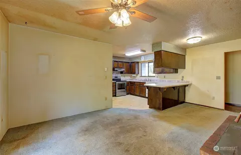 Living - 111 Backstrom Rd, Winlock, WA 98596 photo 6 of 7