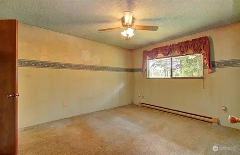 Bedroom - 111 Backstrom Rd, Winlock, WA 98596 photo 6 of 6
