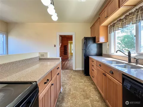 Kitchen - 1812 Lombard Ave, Everett, WA 98201 photo 5 of 7