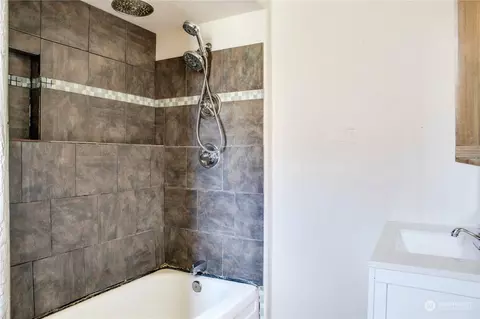 Bath - 648 Juniper St, Walla Walla, WA 99362 photo 1 of 2