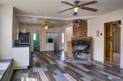 Living - 648 Juniper St, Walla Walla, WA 99362 photo 2 of 2