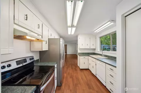 Kitchen - 39206 258th Ave SE, Enumclaw, WA 98022 photo 1 of 3