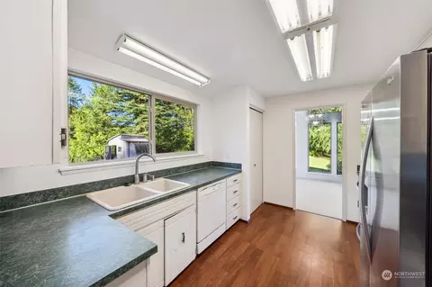 Kitchen - 39206 258th Ave SE, Enumclaw, WA 98022 photo 2 of 3