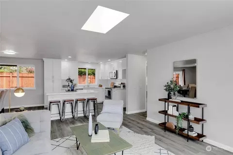 Living - 17 113th Pl SE, Everett, WA 98208 photo 2 of 5