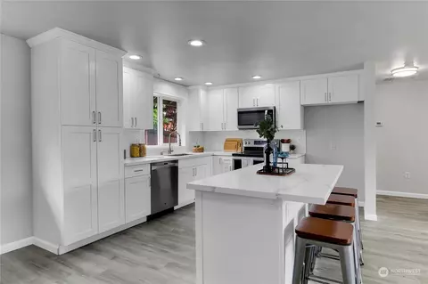Kitchen - 17 113th Pl SE, Everett, WA 98208 photo 3 of 4