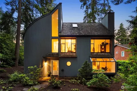10643 SE 29th St, Beaux Arts Village, WA 98004
