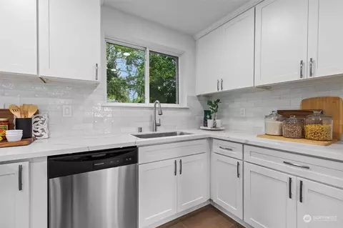 Kitchen - 13402 Seattle Hill Rd, Mill Creek, WA 98012 photo 2 of 3