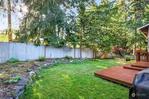Exterior - 8006 E Glen Dr, Everett, WA 98203 photo 2 of 4