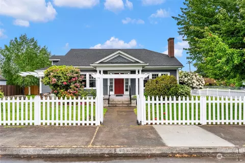 987 Hoffman St, Woodland, WA 98674