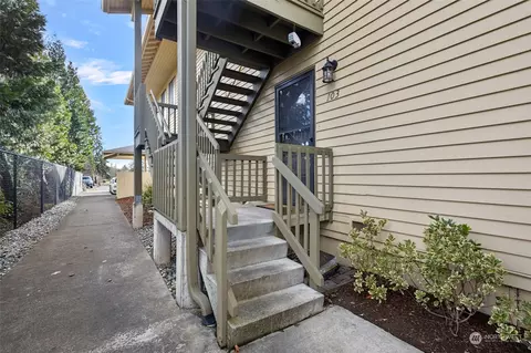 310 S 11th St #103, Mount Vernon, WA 98274