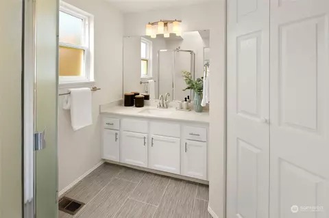 Bath - 824 234th St SE, Bothell, WA 98021 photo 2 of 5