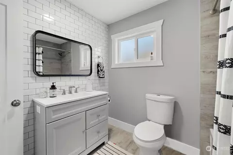 Bath - 1732 Rainier Ave, Everett, WA 98201 photo 2 of 4