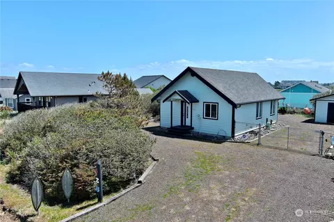 425 N Portal Loop SW, Ocean Shores, WA 98569