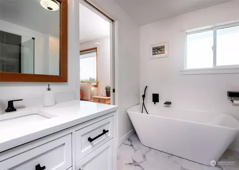 Bath - 1507 Cedar St, Everett, WA 98201 photo 2 of 6