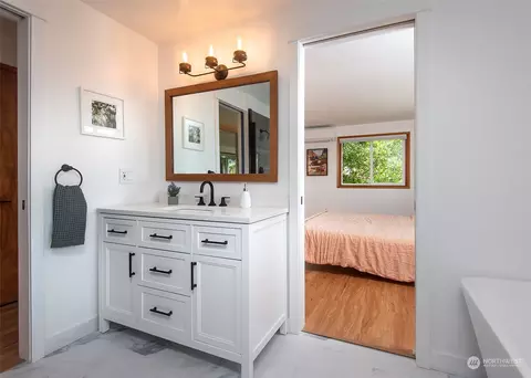 Bath - 1507 Cedar St, Everett, WA 98201 photo 3 of 6