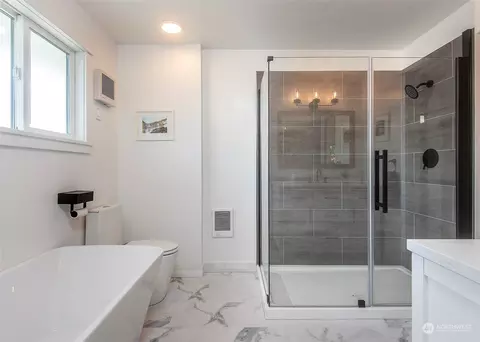 Bath - 1507 Cedar St, Everett, WA 98201 photo 4 of 6