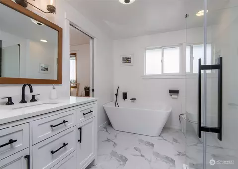 Bath - 1507 Cedar St, Everett, WA 98201 photo 1 of 6