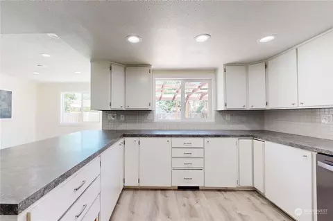 Kitchen - 122 Cascade Dr, Walla Walla, WA 99362 photo 3 of 4
