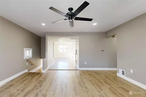 Living - 122 Cascade Dr, Walla Walla, WA 99362 photo 2 of 4