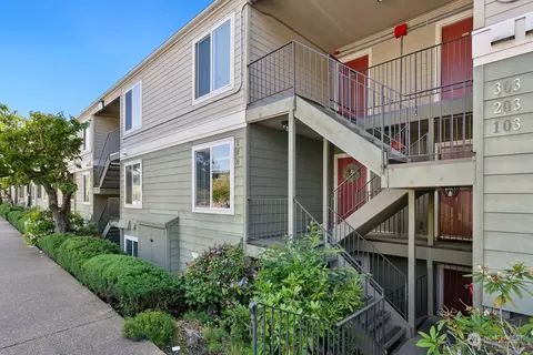 3233 NE 12th St #204, Renton, WA 98056
