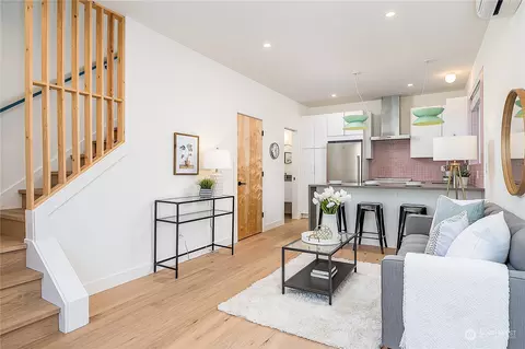 916 N 100th St #B, Seattle, WA 98133