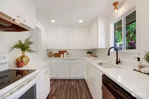 Kitchen - 7 232nd Pl SW, Bothell, WA 98021 photo 2 of 3