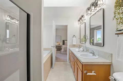 Bath - 6604 B Wetmore Ave, Everett, WA 98203 photo 3 of 6