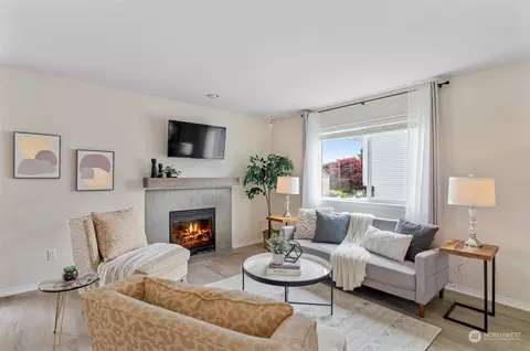Living - 6604 B Wetmore Ave, Everett, WA 98203 photo 2 of 4