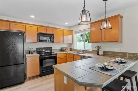 Kitchen - 6604 B Wetmore Ave, Everett, WA 98203 photo 2 of 3