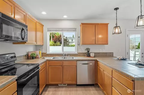 Kitchen - 6604 B Wetmore Ave, Everett, WA 98203 photo 3 of 3