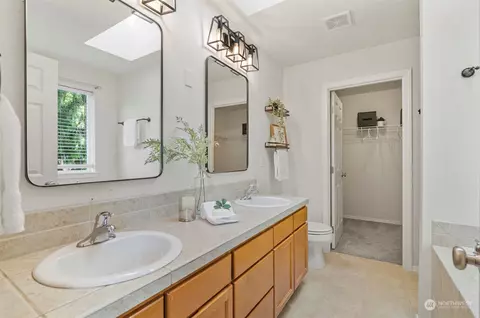 Bath - 6604 B Wetmore Ave, Everett, WA 98203 photo 2 of 6
