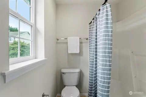 Bath - 6604 B Wetmore Ave, Everett, WA 98203 photo 6 of 6