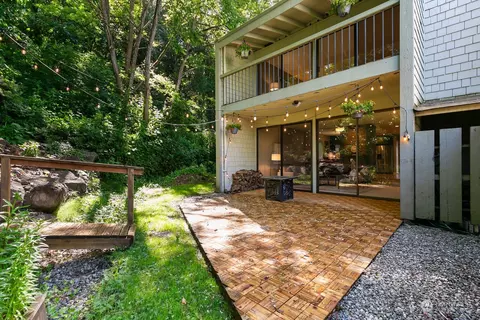 22715 Lakeview Dr #J6, Mountlake Terrace, WA 98043