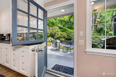 Entry Way - 3303 E Ford Pl, Seattle, WA 98112 photo 3 of 4