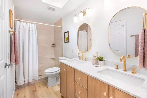 Bath - 628 102nd Pl SE #A, Everett, WA 98208 photo 2 of 5