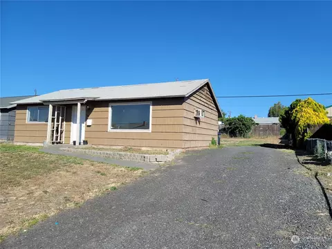 745 S Hawthorne Dr, Moses Lake, WA 98837