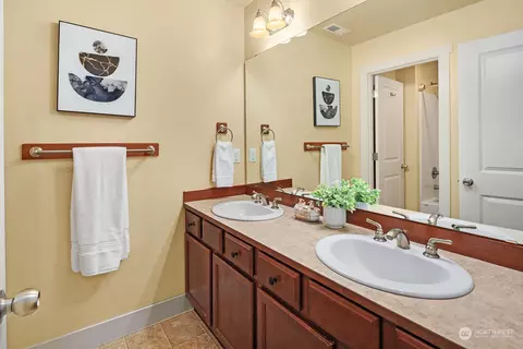 Bath - 11413 58th Ave SE, Everett, WA 98208 photo 2 of 4