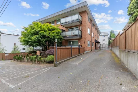 845 NE 125th St #404, Seattle, WA 98125