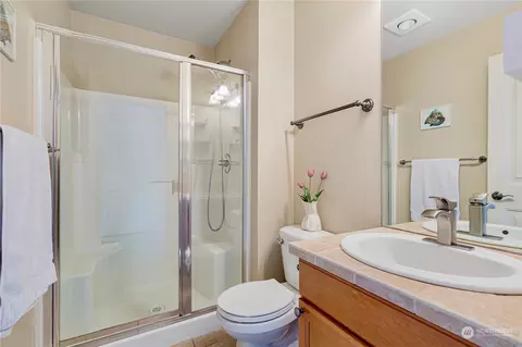 Bath - 822 234th Pl SE, Bothell, WA 98021 photo 1 of 4