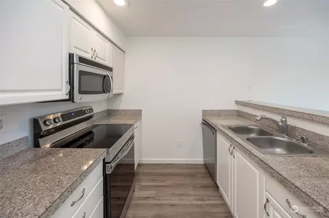 Kitchen - 21624 9th Ave SE #D106, Bothell, WA 98021 photo 4 of 5