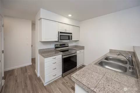 Kitchen - 21624 9th Ave SE #D106, Bothell, WA 98021 photo 3 of 5