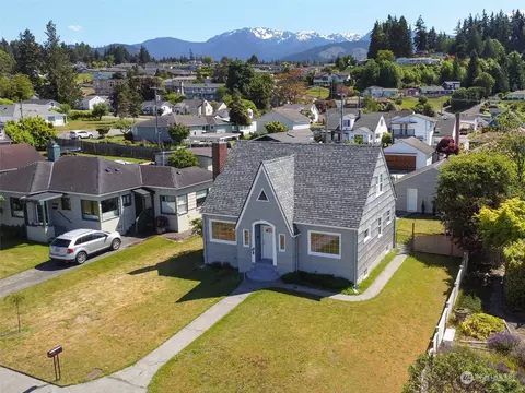 1224 E 3rd St, Port Angeles, WA 98362