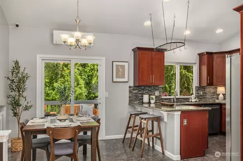 Dining - 805 103rd Pl SE, Everett, WA 98208 photo 2 of 3
