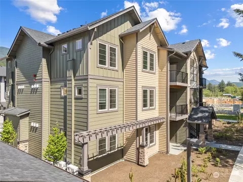 1229 Meander Way SE #202, North Bend, WA 98045