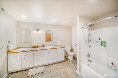 Bath - 23303 SE 416th St, Enumclaw, WA 98022 photo 4 of 5