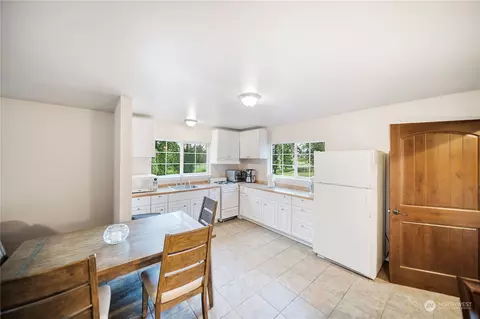 Kitchen - 23303 SE 416th St, Enumclaw, WA 98022 photo 5 of 5