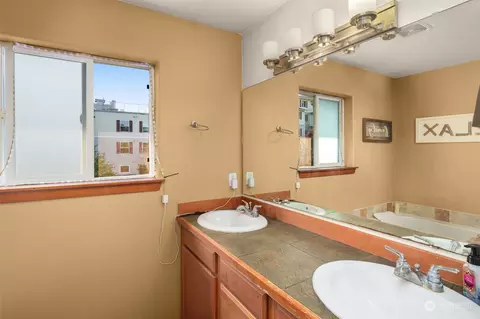 Bath - 1102 Chestnut St, Everett, WA 98201 photo 2 of 5